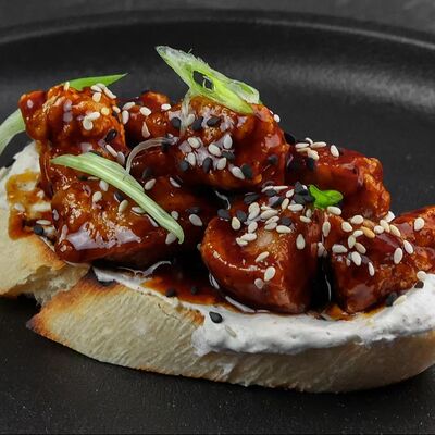 Брускетта с попкорном из свинины в По Чесноку по цене 279 ₽