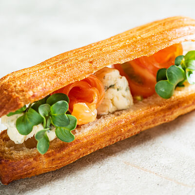 Эклер с форелью слабосоленой в Blackberry по цене 9 р.