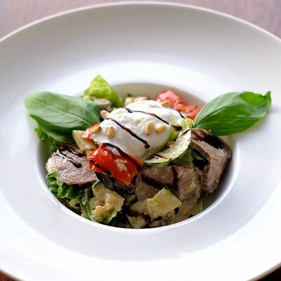 Салат тёплый с ростбифом в Помидорро по цене 675 ₽