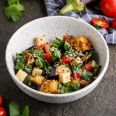 Теплый салат с хрустящими баклажанами и тофу в ЛарисуВаннуХочу по цене 530