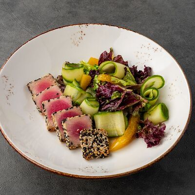 Салат с жареным тунцом в Дубок по цене 720 ₽