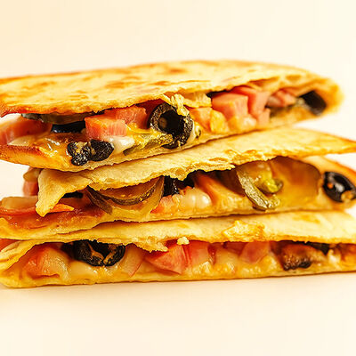 Кесадия Ветчина в соусе Бургер в Apizza по цене 352 ₽