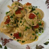 Пельмени из судака с соусом биск и красной икрой в ПолзуновЪ