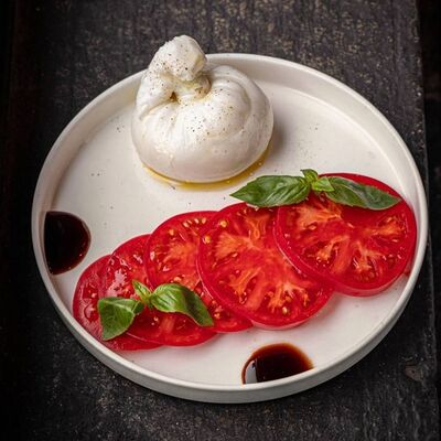 Буррата, томаты и бальзамик в Техникум по цене 690 ₽
