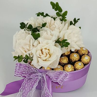 Белые французские розы с конфетами Ferrero Rocher в коробке сердцев Дарите красиво по цене 8399 ₽