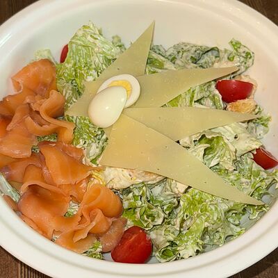 Салат Цезарь с семгой в Шеф Пушкин по цене 760 ₽