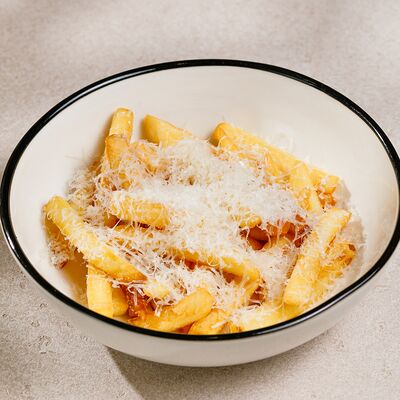 Картофель фри с трюфельным маслом и пармезаном в Гости по цене 350 ₽