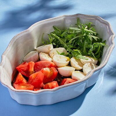 Моцарелла с томатами и соусом песто в Итальянское бистро Figata по цене 780 ₽