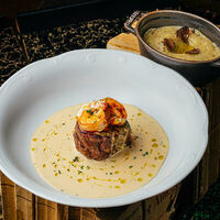 Стейк Surf and Turf с креветками в Bistrot de luxe home