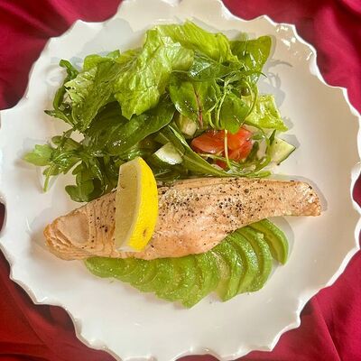 Стейк из лосося с авокадо в Вино и еда по цене 1990 ₽