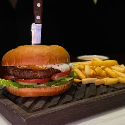 Бургер с котлетой из мраморной говядины в Мишка Бар по цене 990 ₽