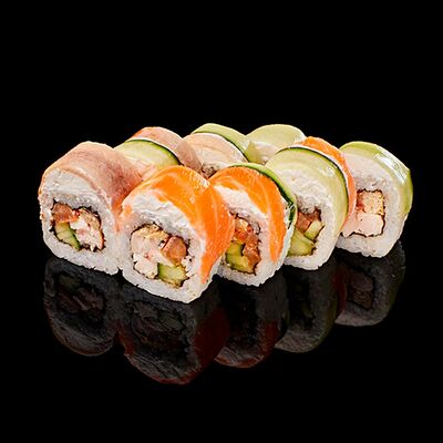 Ролл радужный в Sushi & Coffee по цене 465 ₽