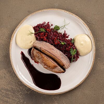 Утиная грудка с красной капустой в Русская рыбалка по цене 1180 ₽