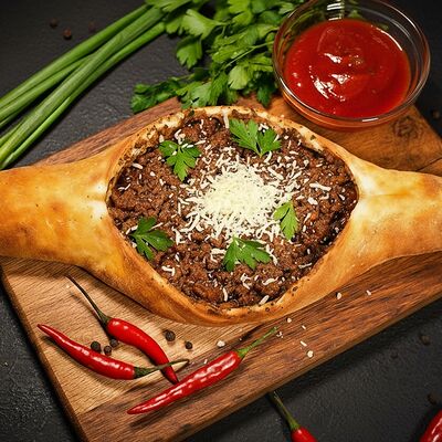 Хачапури по-аджарски с мясом в Аджапури по цене 590 ₽