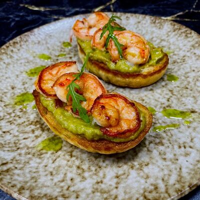 Пара брускетт с креветкойв Vinokurov karaoke rest по цене 784 ₽