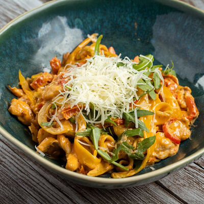 Фетучини с курицей и вялеными томатами в William Bass по цене 850 ₽