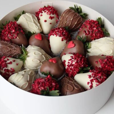 Клубника в белом и в молочном шоколадев Mosdesserts по цене 5200 ₽