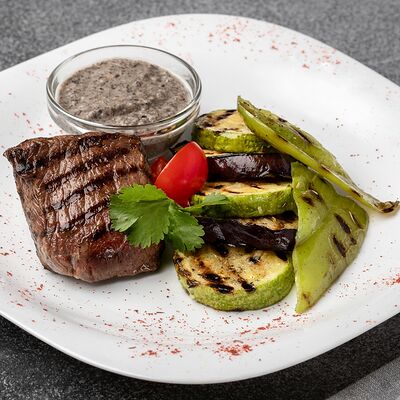 Стейк миньон с овощами гриль и грибным соусом в Лукоморье по цене 1270 ₽