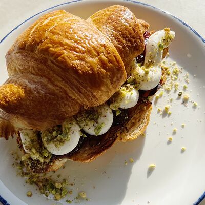 Круассан с сырным муссом, клубничным джемом и фисташками в Spletnicy cafe по цене 330