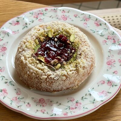 Люкс ватрушка с брусникой в Кофеин по цене 339 ₽