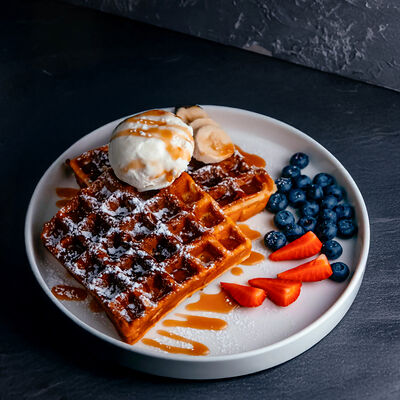 Венские вафли с пломбирным соусом и ягодами в Berberry & ptichka по цене 750 ₽