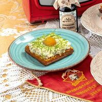 Венская картофельная вафля с форшмаком и икрой щуки в Оливье