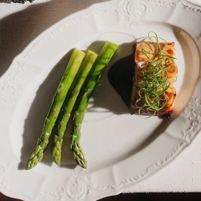 Черная треска Nobu style с молодой спаржей в Salone pasta & bar по цене 2950 ₽