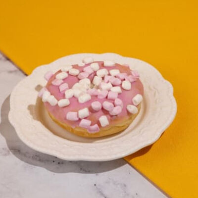 Донат розовый с маршмеллоу в Пекарня Буханка по цене 179 ₽