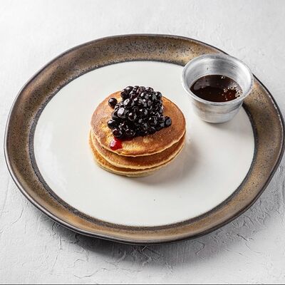 Оладьи с черникой и гречишным медом в Горыныч по цене 650 ₽