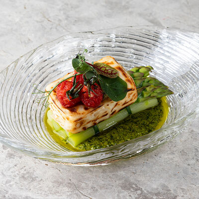 Зелёная спаржа с жареным тофу, вялеными томатами и песто из руколы в Metropol Delivery по цене 2200 ₽