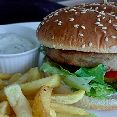 Бургер с куриной котлетой и картофелем фри в Россвик по цене 680 ₽