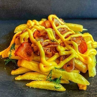 Картофель фри с беконом и соусом в Гастропаб Ёж по цене 480 ₽