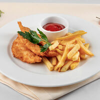 Курица в панировке с картофелем фри в Parmesan