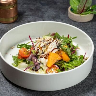 Салат со спелой хурмой и сыром страчателлав Щепка по цене 1000 ₽