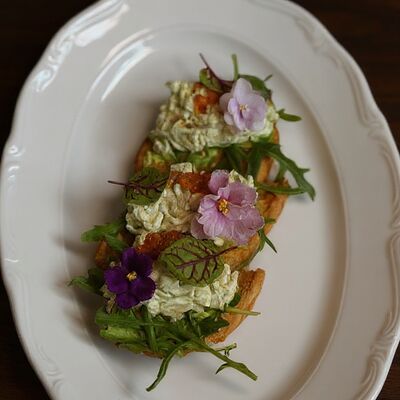 Брускетта с крабом, гуакамоле и рукколойв Harvey & Monica по цене 1150 ₽