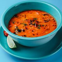 Суп Том ям с креветками и фунчозой в Coffee Cake