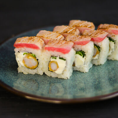 Ролл Опаленный тунец в Yomayo по цене 549 ₽