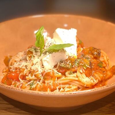 Паста с баклажаном, помидорами и сыром фетав Trattoria Siesta по цене 790 ₽