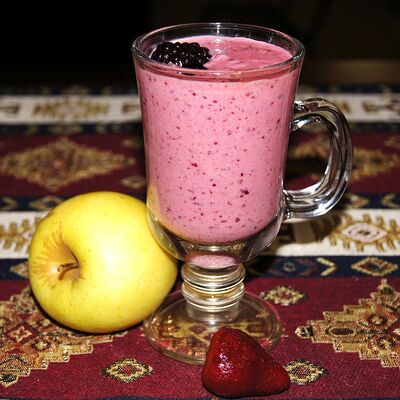 Коктейль из яблока с ягодами и молока в FastШашлык и Хинкали по цене 320 ₽