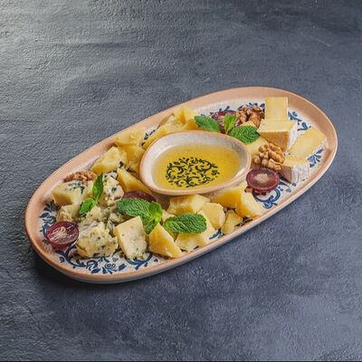 Сырная тарелка в LAFALounge & cafe по цене 1130 ₽