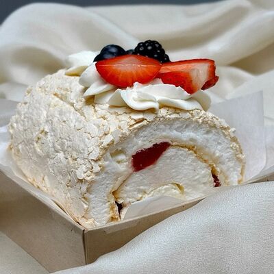 Меренговый клубничный рулетв МайПай по цене 550 ₽