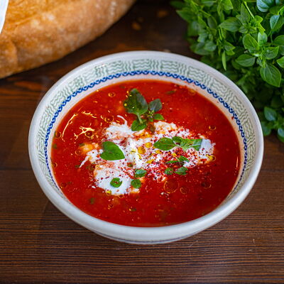 Томатный суп с креветками и базиликом в Сыроварня по цене 610