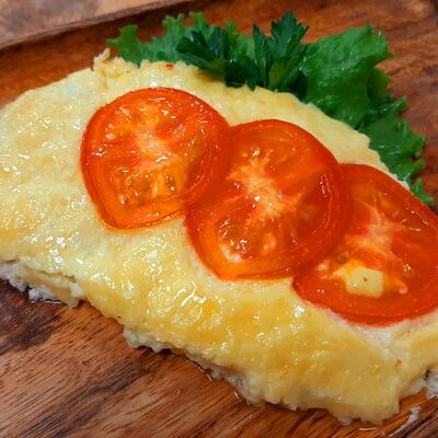 Филе куриное, запеченное с помидором и сыром в Трапеза по цене 180 ₽