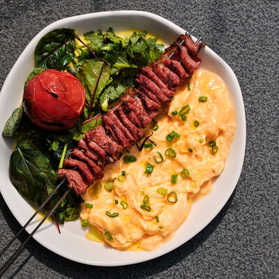 Скрембл с пастрами, томатом на углях и миксом кавказской зелени в Folk по цене 1090 ₽