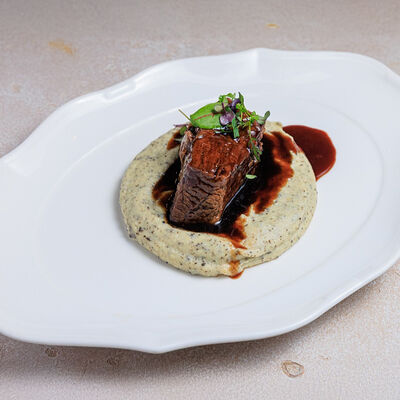 Томлёная грудинка с трюфельным пюре в Bocconcino по цене 1790 ₽