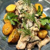 Говяжий язык с грибами и картофелем в Русский паб