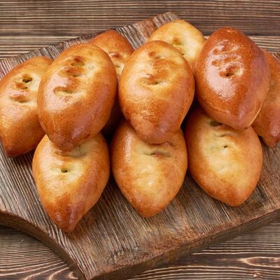 Фуршетные пирожки с яйцом и зелёным луком в Ватруш по цене 890 ₽