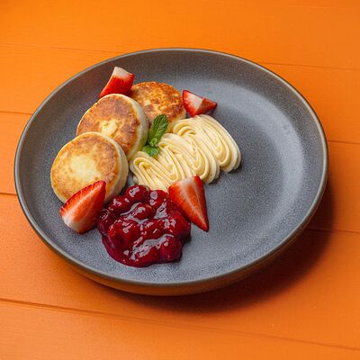 Сырники с заварным кремом и вишней в Сорренто by Novikov по цене 450 ₽