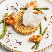 Паста птитим с креветками и спаржей в La vino