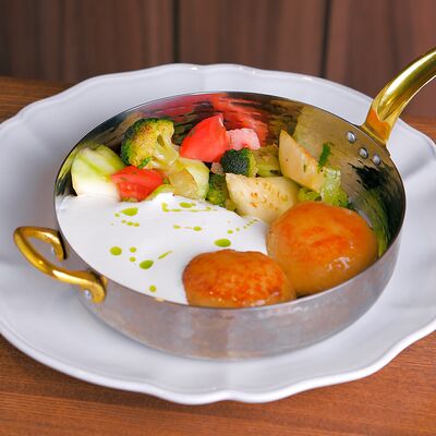 Котлеты из индейки с муссом из пармезана и соусом жу в Red Cup iMall по цене 800 ₽